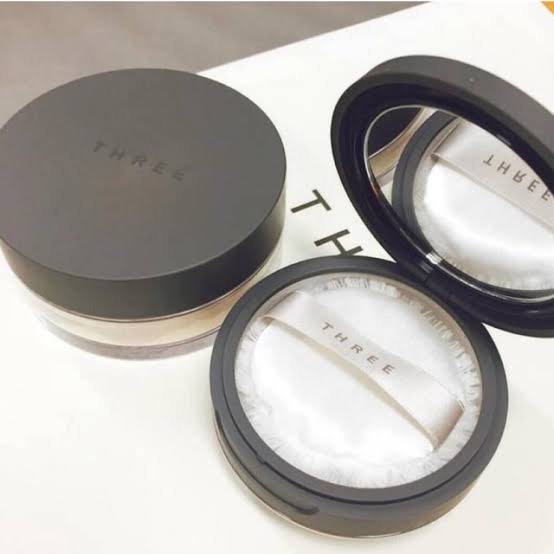 Three Ultimate Diaphanous Loose Powder #Matte 01 7 g แป้งฝุ่นเนื้อแมทม์ มอบผิวสวยกระจ่างใสอย่างเป็นธรรมชาติ มาพร้อมกับเนื้อสัมผัสบางเบา ควบคุมความมันได้ตลอดทั้งวัน "มาพร้อมตลับฝาเปิดปิดและพัฟ ให้คุณพกพาสะดวก ใช้ได้ทุกที่"